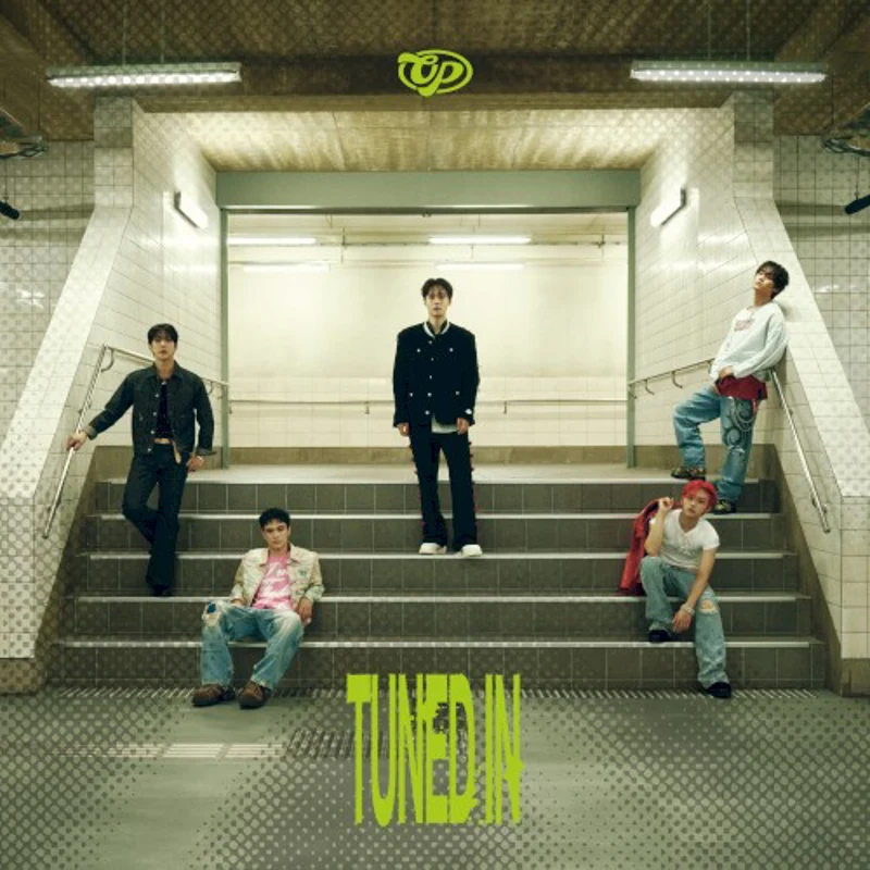 Portada de TUNED IN