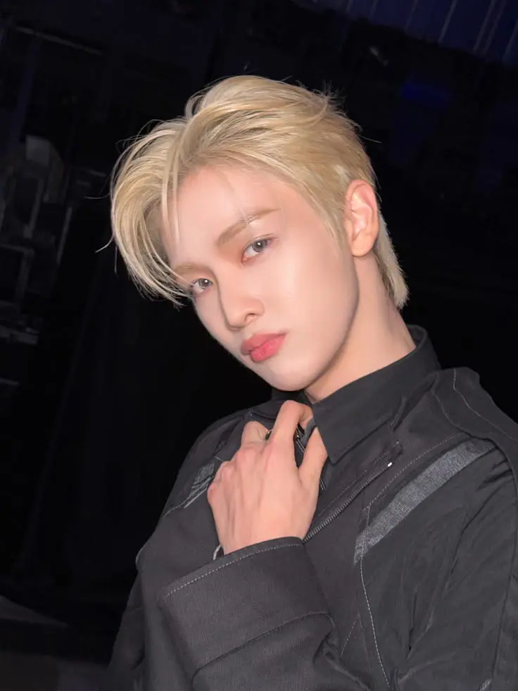 Oops almost forgot to post... HAPPY AND DAYYYYYY🎊🫧✨️(I love this pic of SMMMMMMMMMM AHHHHHH SO CUTE😭🥹🥹🥹♥︎)