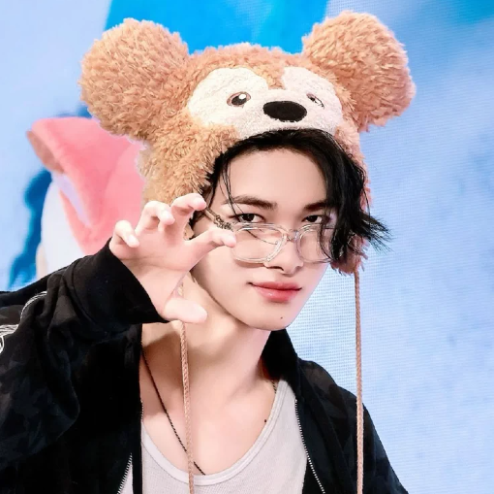 Day 4 (Thought it was day 5 😨 Also I had to switch to cuz I could NOT find a pic of doing aegyo to save my life 😨)!!