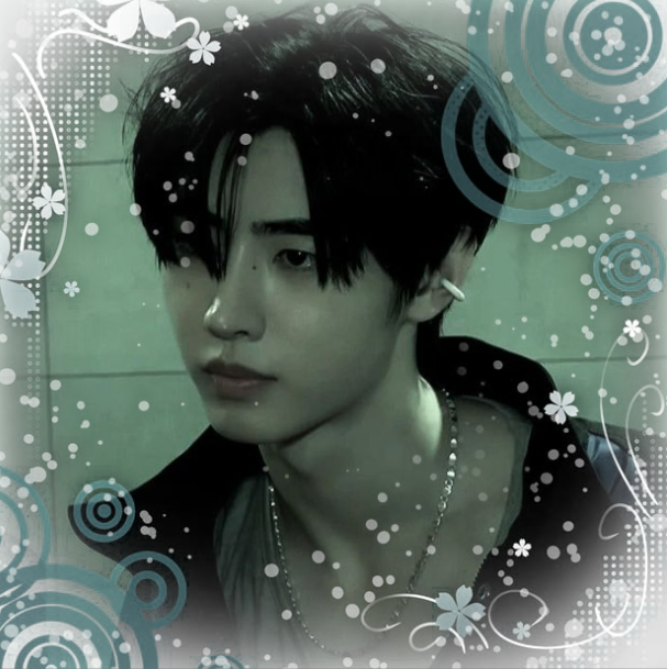 A pfp requested by @VividBuff1435 I tried my best finding a good dark green color💚