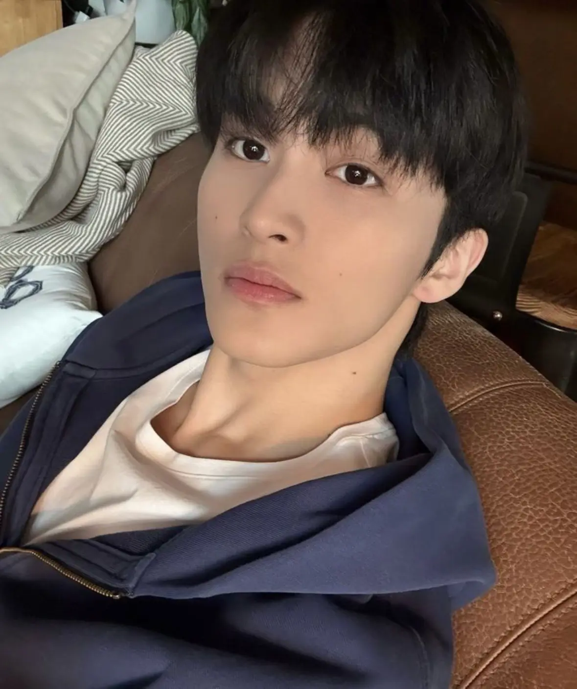 Idk if I’m just being dululu bc I look up to , but do we think Mark meant to wear those pants? I really don’t think he knew what it meant…