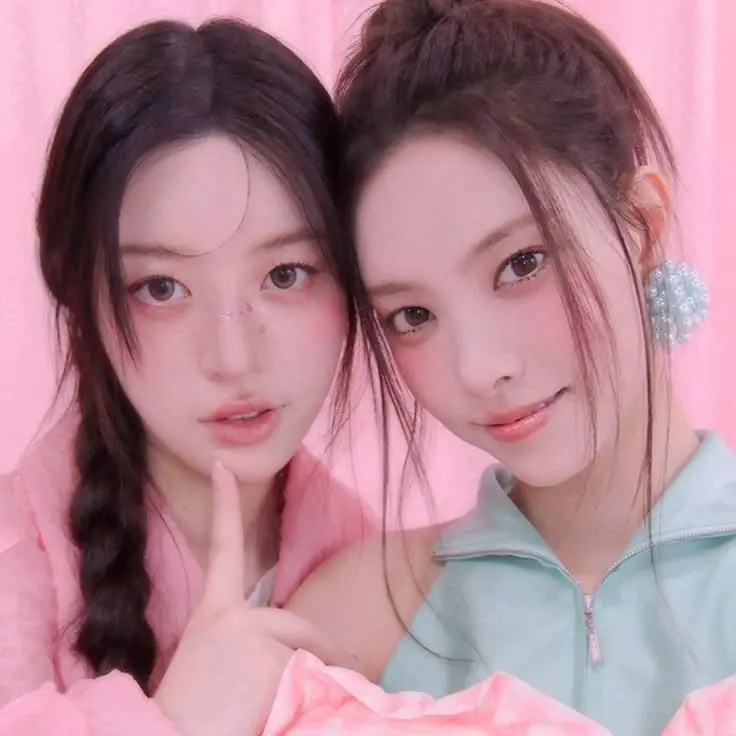 Yayyyyy! Guysss, could me and @Fa1ryminji be the " " of KV? (Her as Yunah and me as Minju) It's all upto u : 33 And also we got the laurel on the same day! Isn't that such a coincidence!? I really didn't think…
