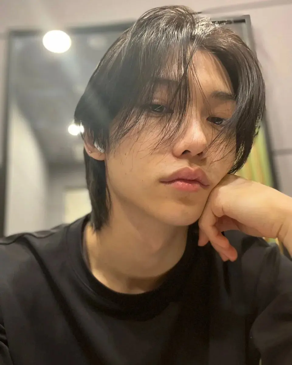 How can a man look this holy bro😭😭 I love black haired felix so badly😭😭