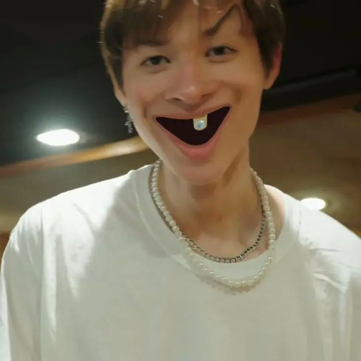 bro keeps flirting with u like ur gonna be obsessed with him (i it was obviously but sometimes he looks like this edited pic of , [P|martin|3999|cortis|mart…