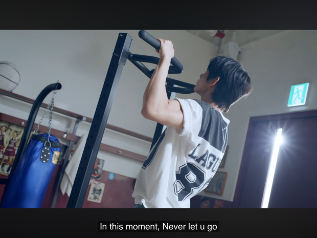 this is killing me these guys NEVER miss an opportunity for 2 go sleeveless n show off his arms LOLLL 4 fair reason tho if i had his arms id also show them off any moment i could r u kidding (from …