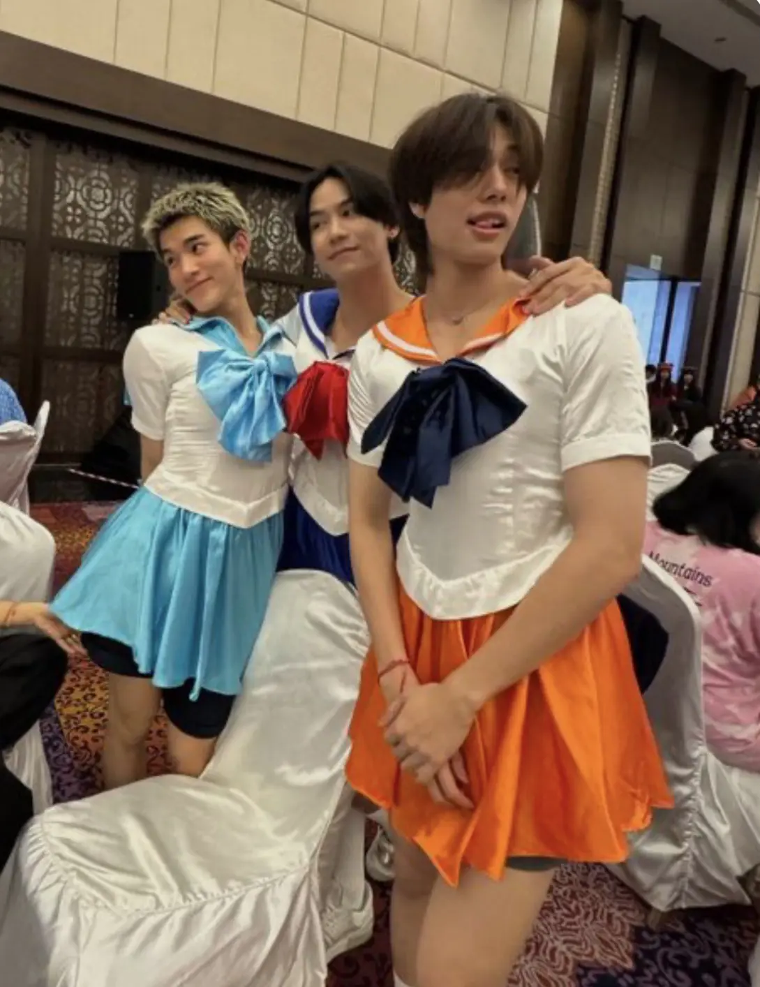 🗣️"why are you so weird?" the idols i stan: