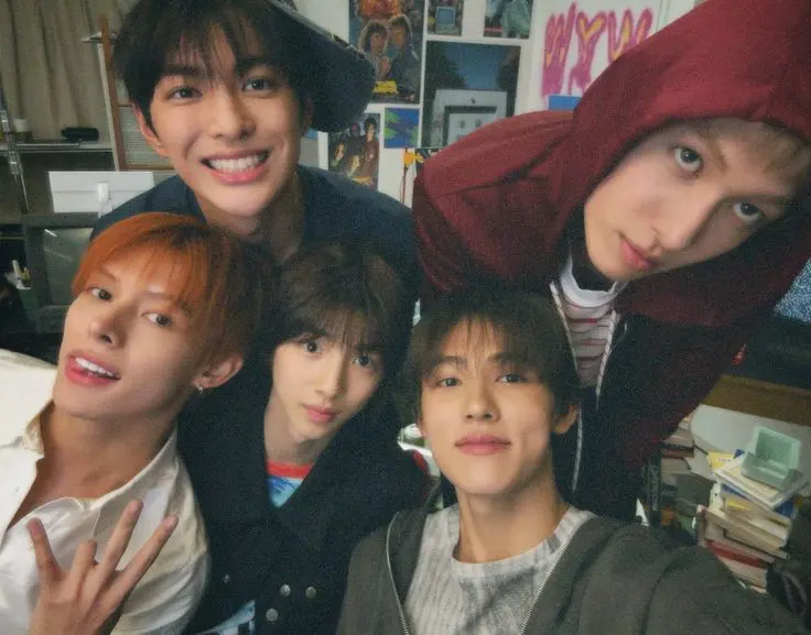 guys been a kpop stan for like 5 or 6 years i used to be a huge stan like they were my everything and i mostly only learned their full choreos with other groups id usually just learn the trending parts except for [G…