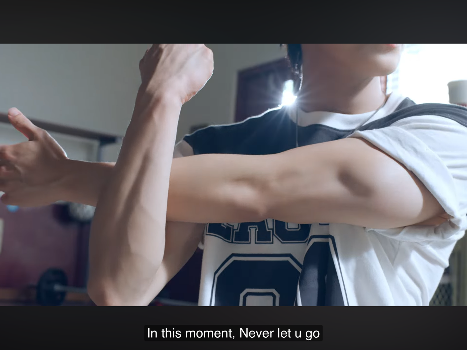this is killing me these guys NEVER miss an opportunity for 2 go sleeveless n show off his arms LOLLL 4 fair reason tho if i had his arms id also show them off any moment i could r u kidding (from …