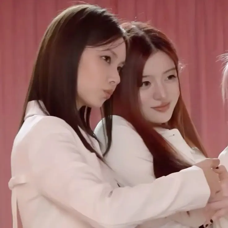 Yayyyyy! Guysss, could me and @Fa1ryminji be the " " of KV? (Her as Yunah and me as Minju) It's all upto u : 33 And also we got the laurel on the same day! Isn't that such a coincidence!? I really didn't think…