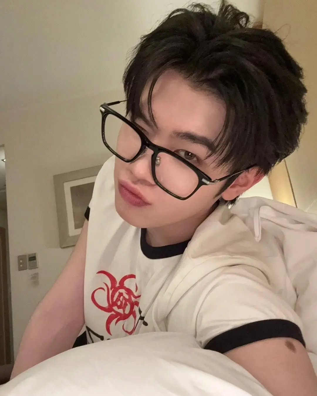 in another world i’m a bed selca