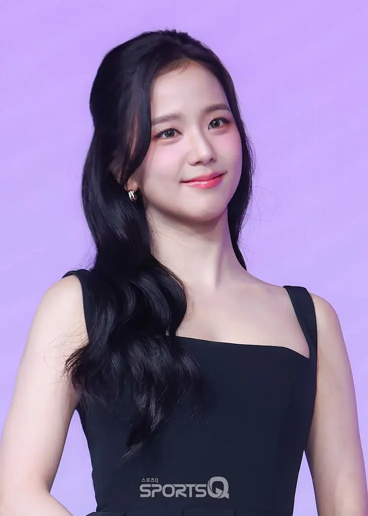 JUST TOOK 1ST PLACE ON MNET M COUNTDOWN 😭🏆🖤 SO PROUD OF HER FRRR 😭✨(ik I'm late but🫣)