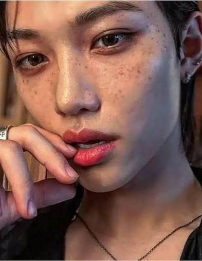 Make an estimated guess of how many freckles has on his face.