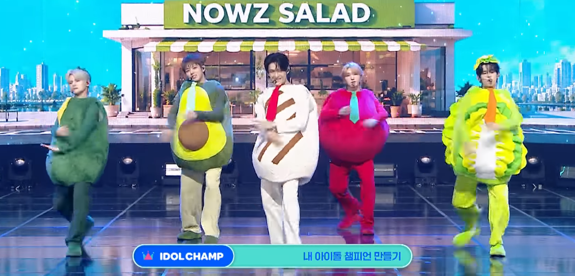 IMCYRING HEELOOOO WWWHHAAATATT R THEY WWEEAARRIINNNGGGG THIS IS A SRS PERFORMANCE ON AN ACTUAL MUSIC SHOW BTW. I CANTBELIEVE THEY DIDNT GO VIRAL 4 THIS IS KILLINGME SOBAD LMFAAOOO tryi…
