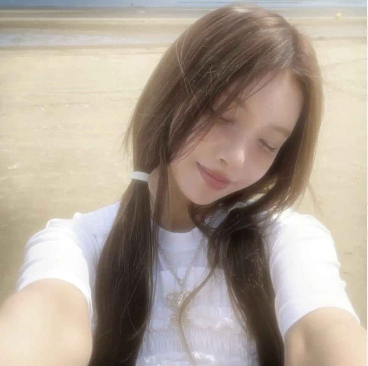 Okay so this is for people who want to Stan I’ll try my best to explain Yunah: oldest 22years old born in South Korea Minju: second oldest 22 years old born in South Korea Moka: third oldest 21 years old born in Japan Wonhe…