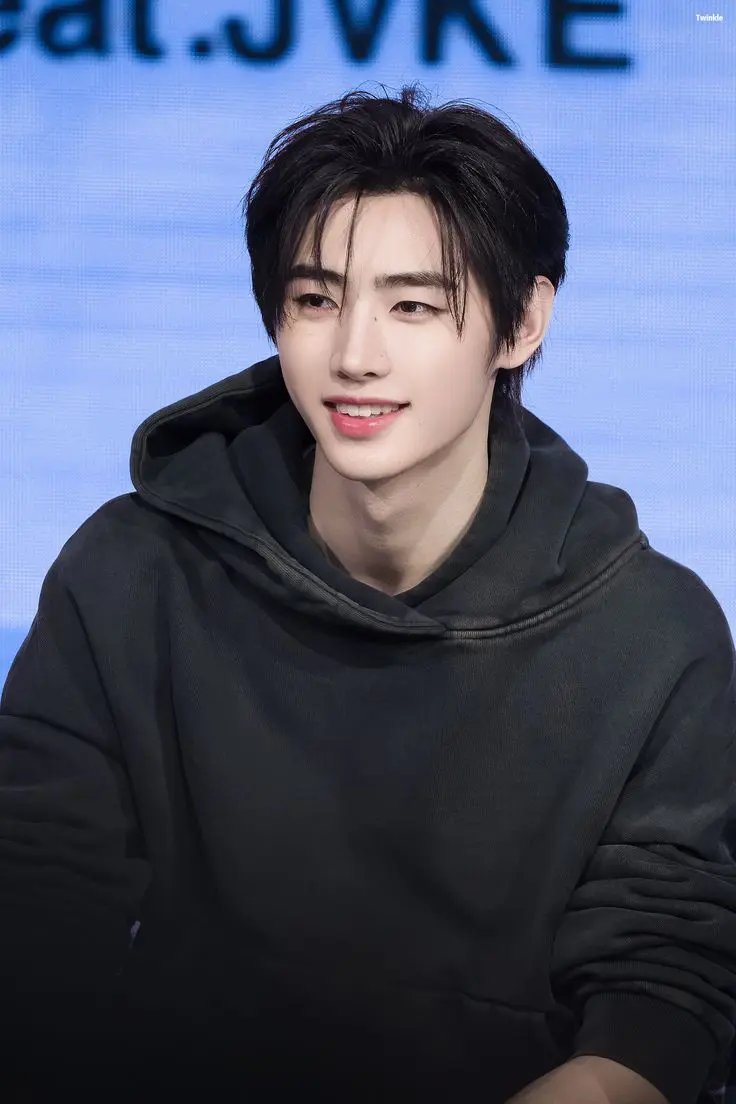 Y'ALL WHYY DOES IT LOOK LIKE JUST PUT ON A WIG CUZ U CAN'T CONVINCE ME OTHERWISE PLSSSSSS TELL ME U SEE IT CUZ AND SOHYUN LOOK SAURRRRRRR ALIKE