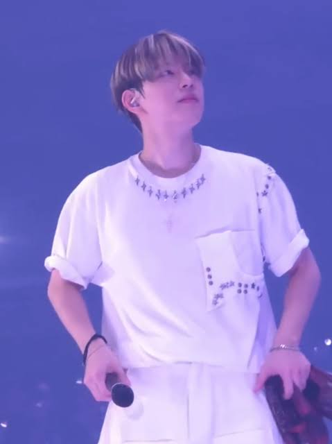 did y'all see 's new hair at the first concert? that was lowkey fire lol finally went back to his cute oreo hair AUGHHH so cute 🥹