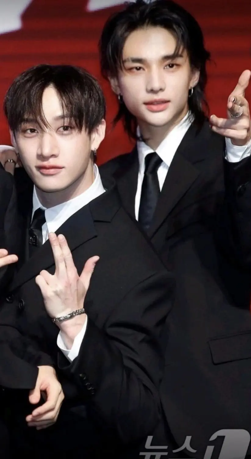 HEAR ME OUT WHAT IF THE IRRESISTIBLE DUO (SEULGI AND ) AND RED LIGHTS DUO (HYUNJIN AND ) DID A COLLAB SONG? I KNOW IT WOULD BE THE MOST FREAKIEST SONG