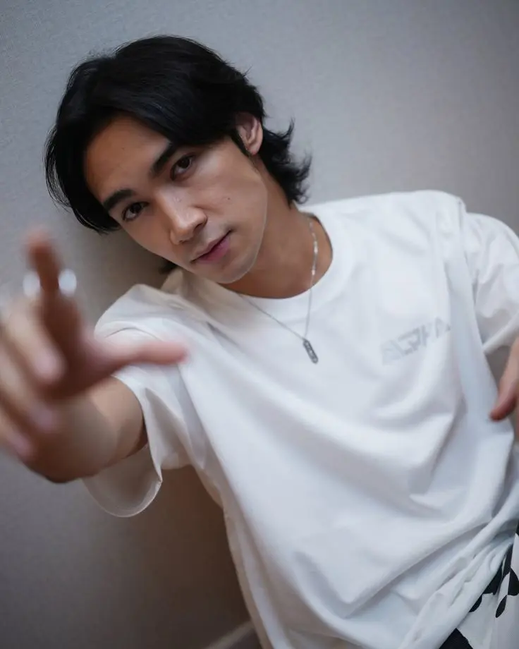 Intro for ALPHA members✨ Sher- 35 years old (turning 36),leader,members call him "Along" Izat Ibrahim- 30 years old (turning 31),main vocalist,sub-visual,members call him "Angah" Rizal Rasid- 30 years…