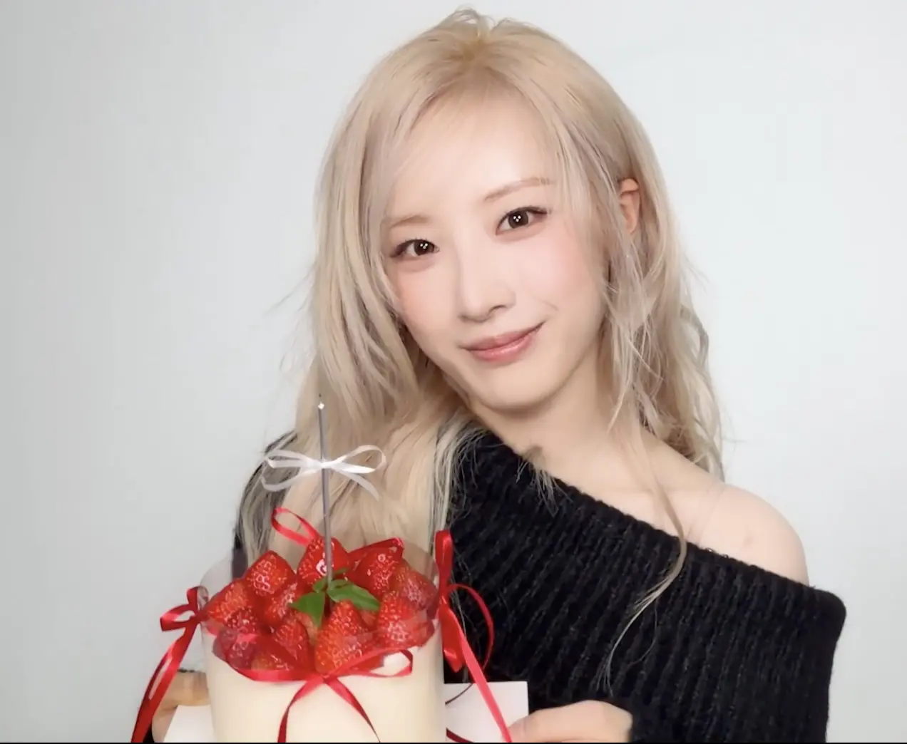 happy birthday to haseul, and , crazy how three of my bias' share a birthday I'll post some screenshots from haseuls live later💚