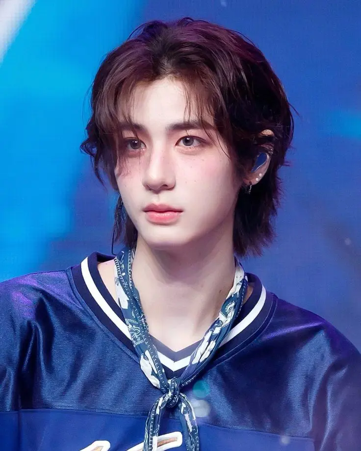 y'all am i the only one who thinks that and look kinda similar here's a pic for reference