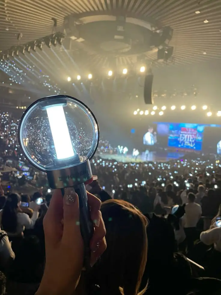 ✨The goal is to make my younger self proud of me ✨ and i'll make lil proud when i visit those concerts she used to dream of, go to her dream collage and live in her favv country and make her parents proud of her 🙃