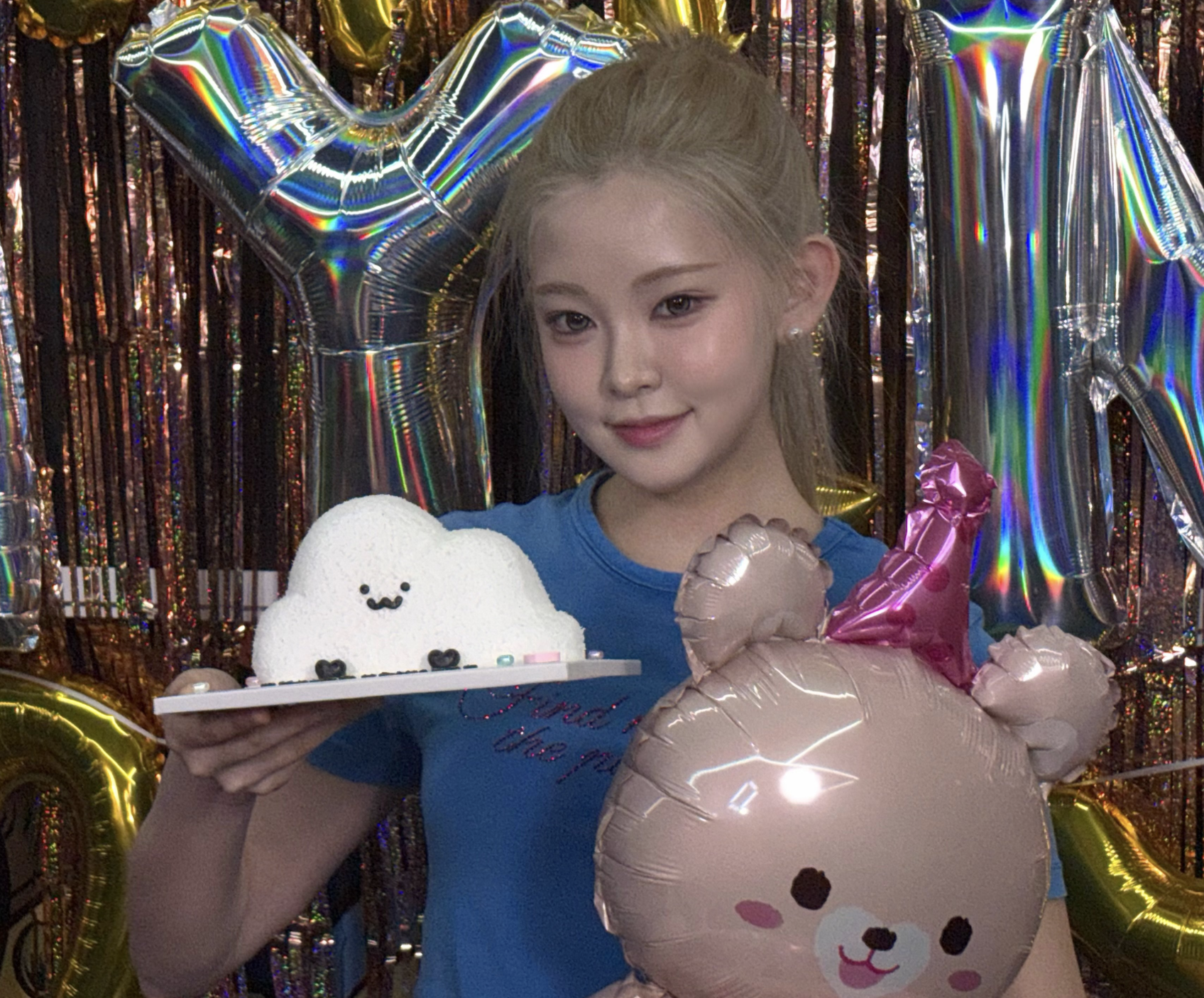 happy birthday to haseul, and , crazy how three of my bias' share a birthday I'll post some screenshots from haseuls live later💚