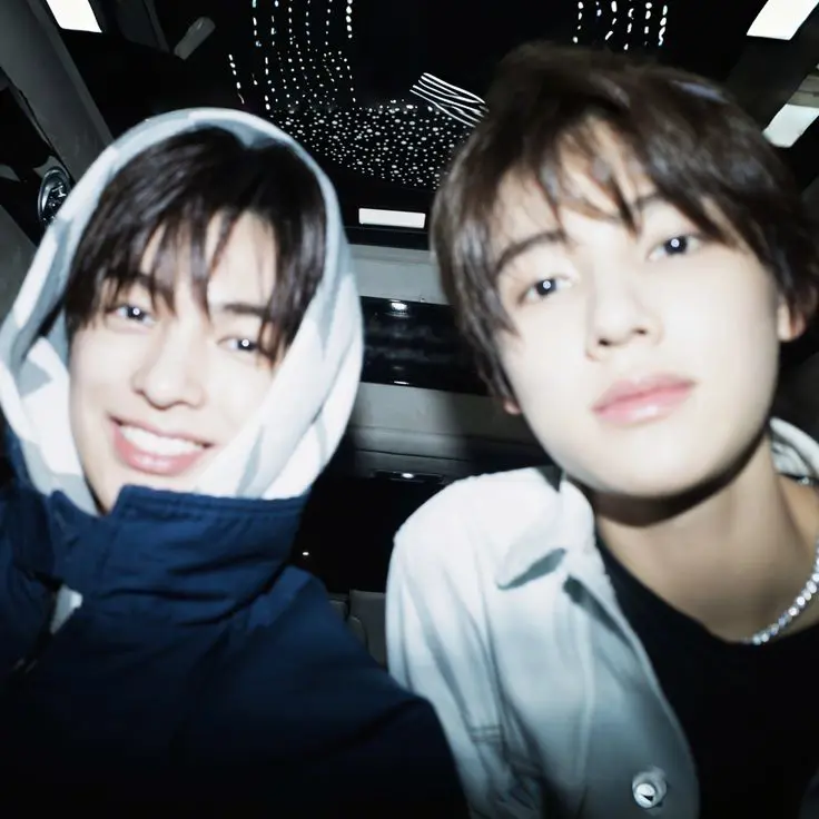 Guys Im a baby coer and I need help with telling and apart. Are they long-lost twins or smth? Cause they are the same 😭