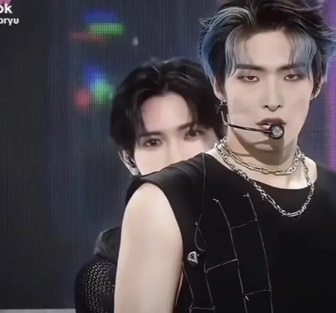 this photo of reminds me of my cat🩷 (should i stop talking about my cat? i talk about him so much omg) also, why tf was Haru there when i typed cat..
