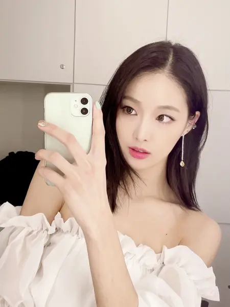 Lee Felix's song deep end is the same date as my birthday which makes me happy