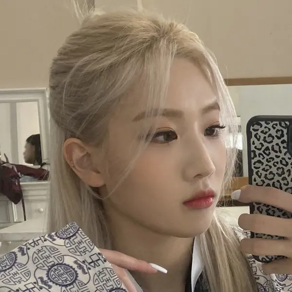 Kim Lip gallery image