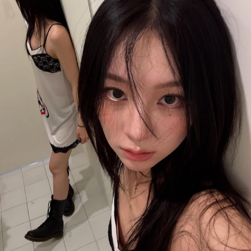 YiYeon gallery image