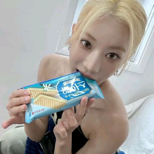 Kim Lip gallery image