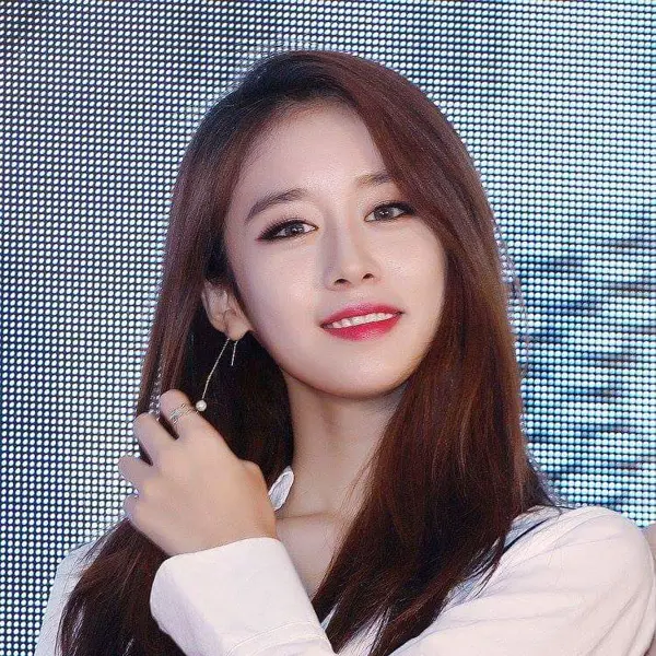 Jiyeon gallery image