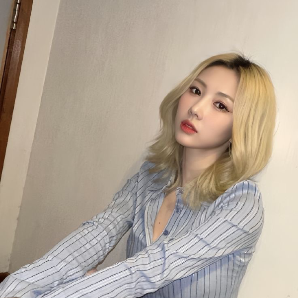 Yoohyeon galerijafbeelding