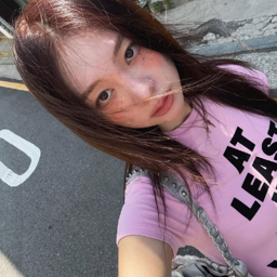 YiYeon gallery image