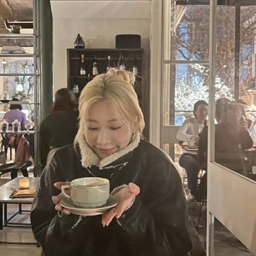 Kim Lip gallery image