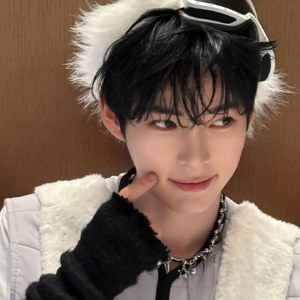 Sung Hanbin gallery image