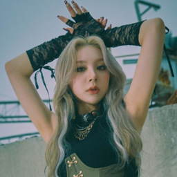 YiYeon gallery image