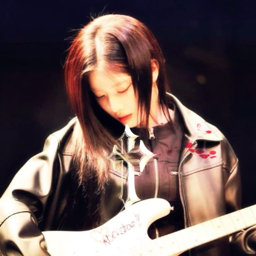 Kim Lip gallery image