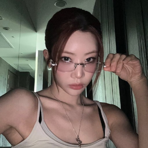 Kim Lip gallery image