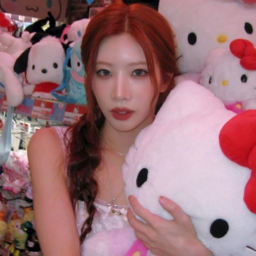 Kim Lip gallery image