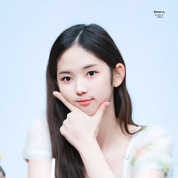 Lee JiWoo gallery image