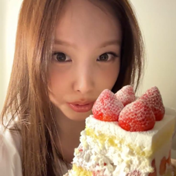 Nayeon gallery image