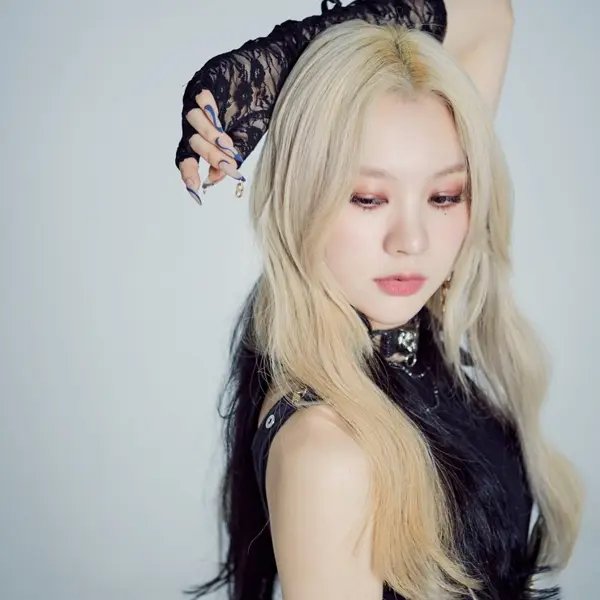 YiYeon gallery image