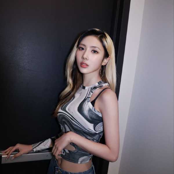 Yoohyeon galerijafbeelding