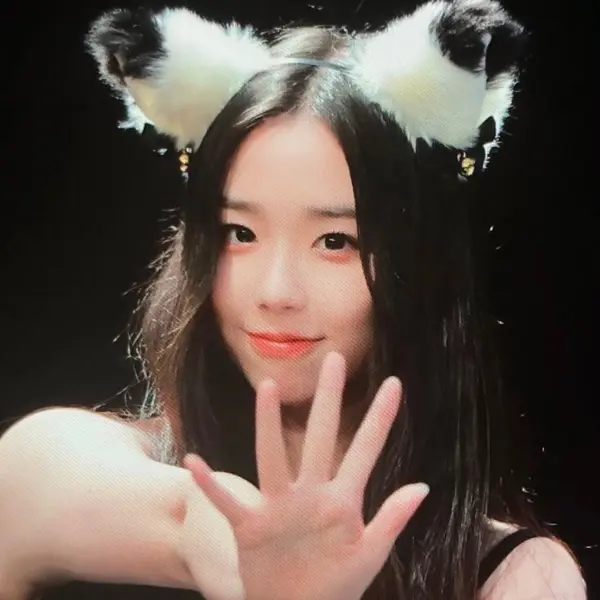 Kim ChaeYeon gallery image