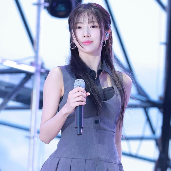 Yoohyeon galerijafbeelding