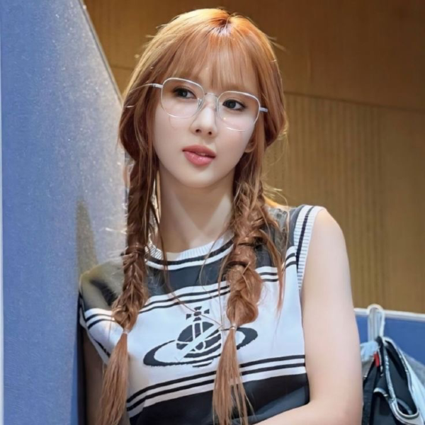 Yoohyeon galerijafbeelding
