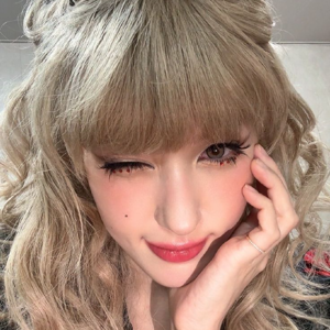 Jeon Somi gallery image