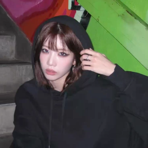 Kim Lip gallery image